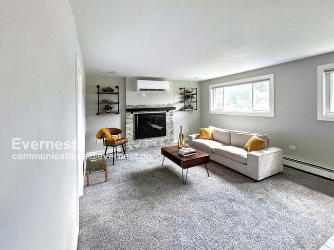 Building Photo - Gorgeous 5-Bedroom Duplex with Fenced Yard...