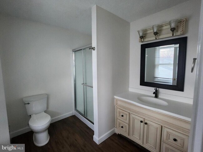 Building Photo - 4 Oriole Dr