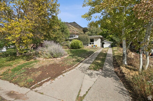Building Photo - 3485 S Fleetwood Dr