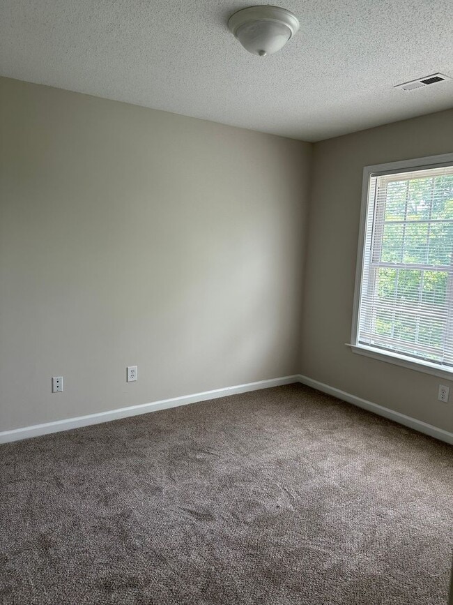 Building Photo - 3 Bedrooms and 2.5 Bathroom