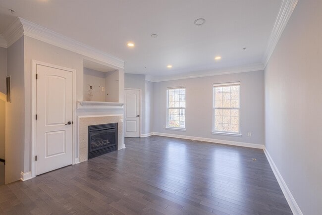 Building Photo - 904 Crestfield Dr