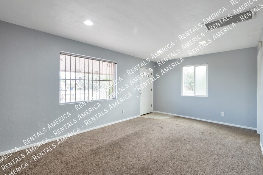 Building Photo - 442 E Linden St