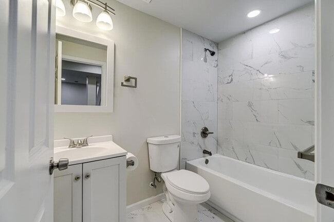 Building Photo - 835 Niagara Ln N