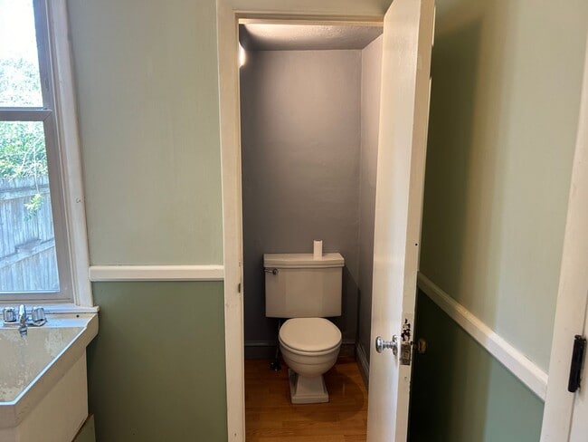 Building Photo - Beautiful 3 Bedroom, 1.5 Bath - 2 Car Deta...