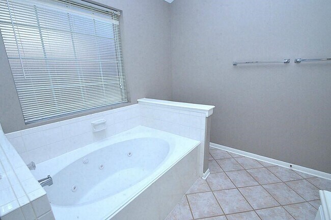 Building Photo - 4611 Silverlake Dr