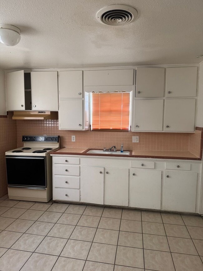 Building Photo - Large 2bedrooms 1bathroom bills separated ...