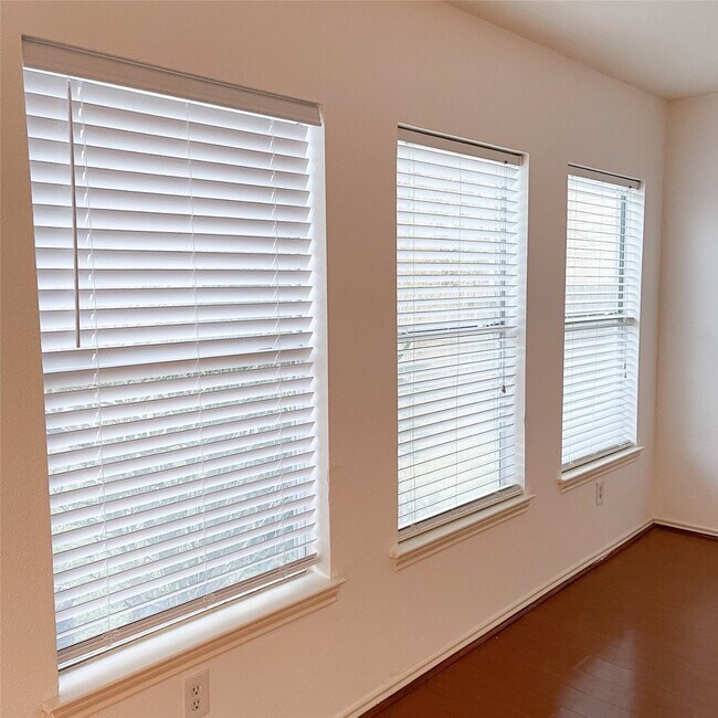 Building Photo - 11737 Logan Ridge Dr