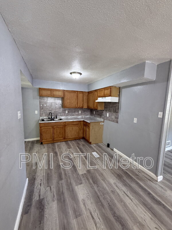 Building Photo - 10870 Spring Garden Dr