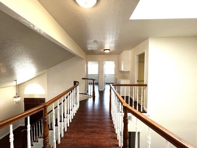 Building Photo - Beautiful 3 Bedrooms, 2.5 Bathrooms Single...