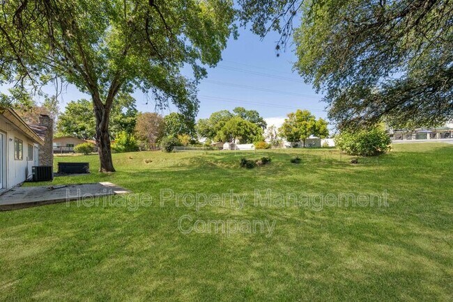 Building Photo - 640 Crest Ln