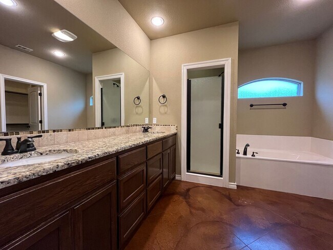 Building Photo - 4 Bedroom Single Family Home:  Available Now!