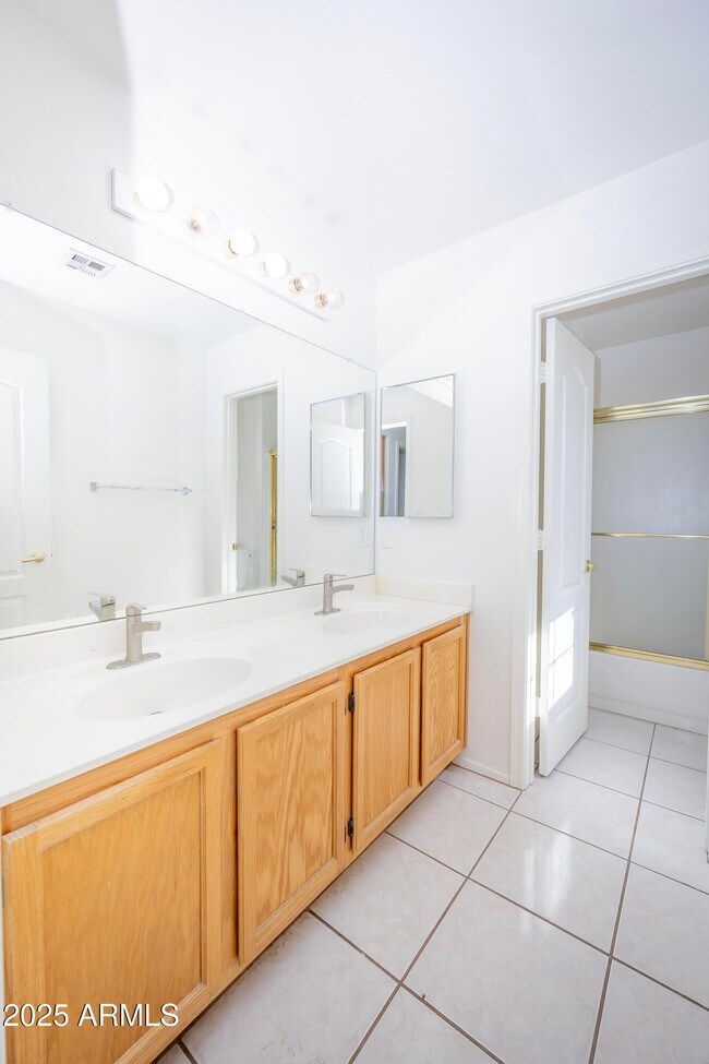 Building Photo - 3844 E Kings Ave