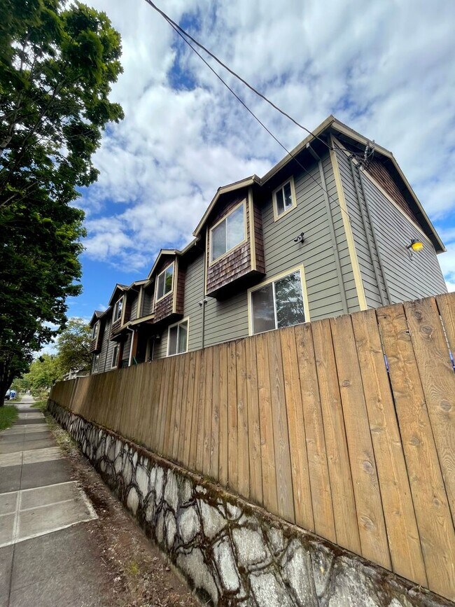 Building Photo - RENT SPECIAL: Great 6 bed, 6 bath Duplex Unit in North Portland with Laundry, Patio