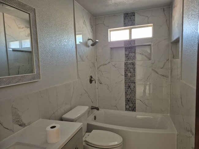 Building Photo - 3 Bedroom 2 Bath