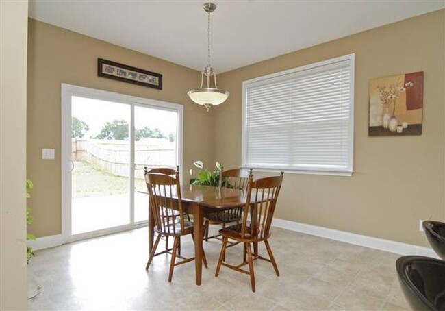 Building Photo - Large 4BR/3BA Available May 15th