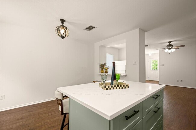 Building Photo - 410 Woodford Dr
