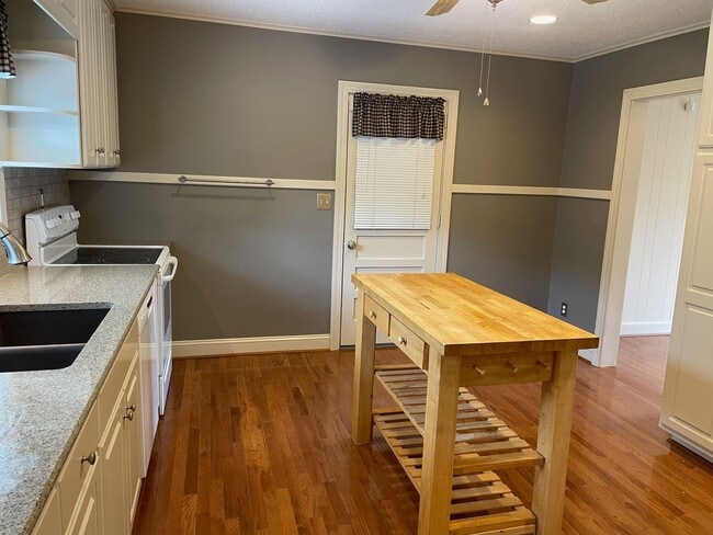 Building Photo - Beautiful 2 Bed, 1 Bath Brick Home in coun...