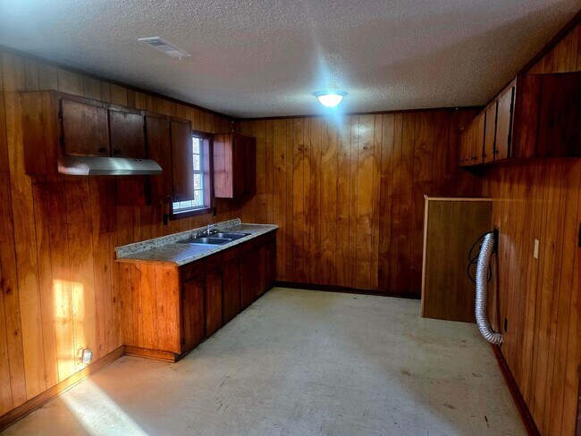 Building Photo - 187 Land Ave