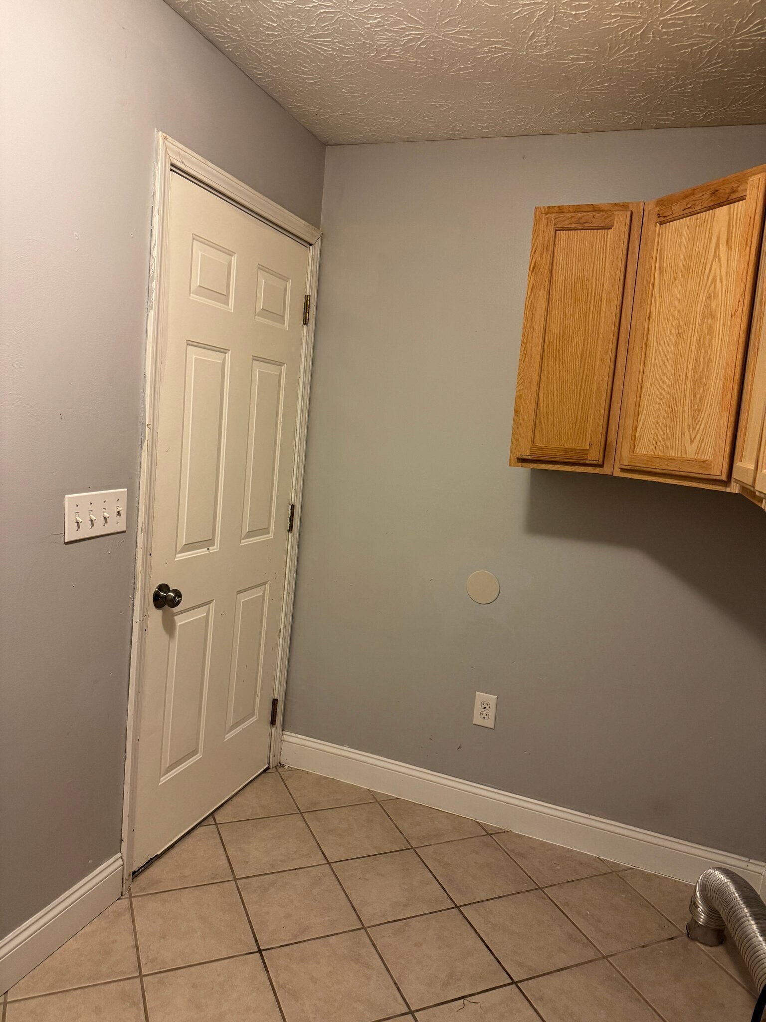 Building Photo - 223 N Queens Ct
