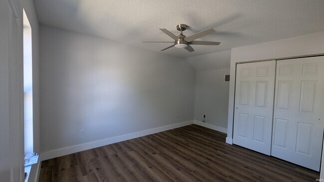 Building Photo - 432 E Laurelwood Dr