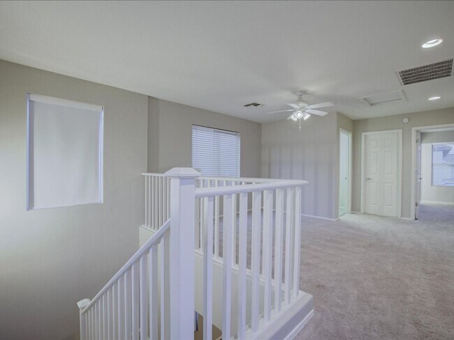 Building Photo - 2 Bedroom, 2.5 Bath