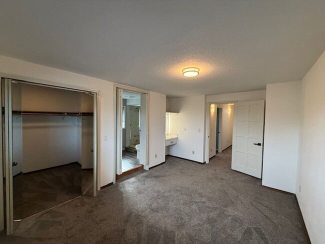 Building Photo - Spacious 3 Bedroom, 2 Bath home in Quality NB Neighborhood!