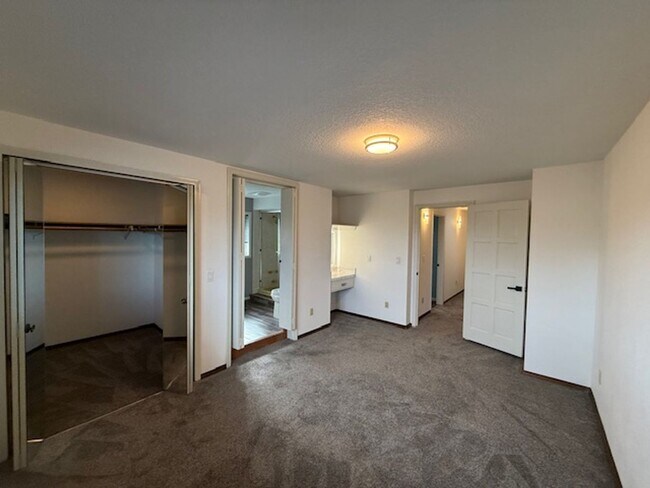 Building Photo - Spacious 3 Bedroom, 2 Bath home in Quality North Bend Neighborhood!