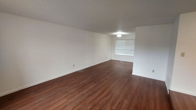 Building Photo - Spacious 4 bedroom, 3 bath home Tri-level in the Scottsdale East Area between Florin Rd and Gerbe...