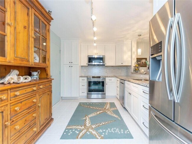 Building Photo - 1147 Hillsboro Mile Unit 209