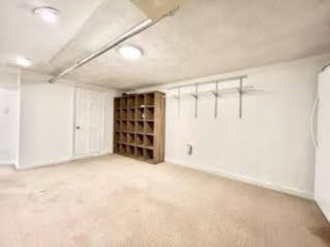 Building Photo - Single-Family House,In-Unit Washer and Dryer, Parking is Included, Central Heat/AC