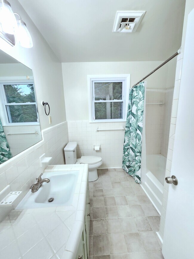 Building Photo - 139 Saratoga Dr