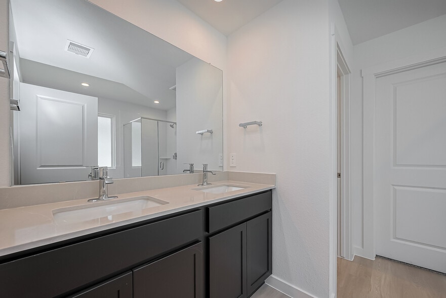 Primary en-suite with dual vanity - 1535 Merulana Ln