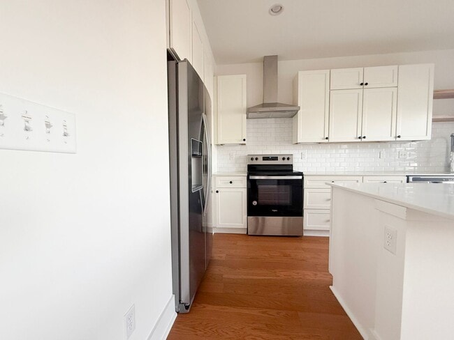 Building Photo - 4-Bedroom HOA Townhome with Pool Access Near Downtown Cookeville