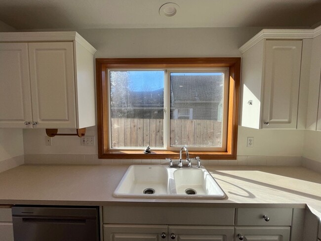 Building Photo - Amazing 3 Bd 2 Bath home in Historic Gladstone! Attached garage and Private yard! Easy access to ...