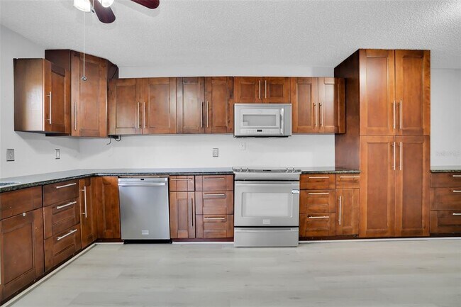 Building Photo - 15217 W Pond Woods Dr