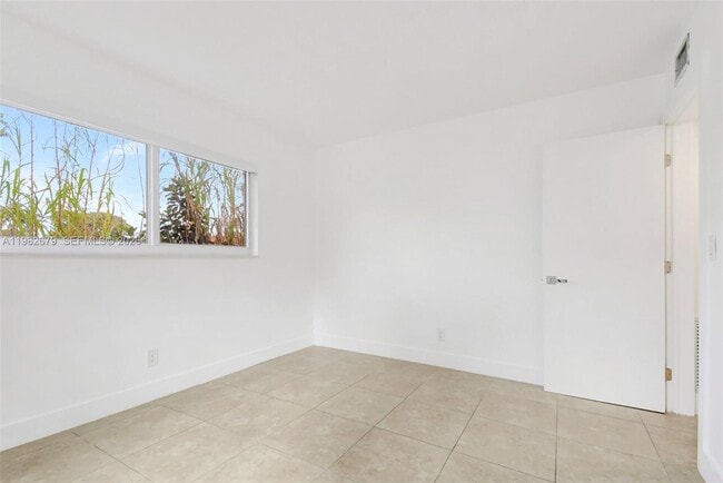 Building Photo - 407 SE 9th Ct