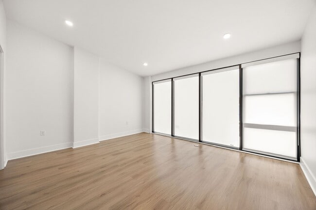 Building Photo - Tatnall West 8720 Landlord