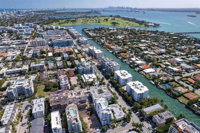 Building Photo - 10000 W Bay Harbor Dr