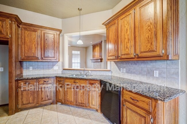 Building Photo - 1042 Hidden Oaks Way