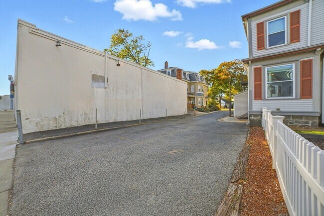 Building Photo - 659 Moody St