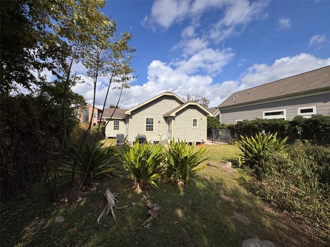 Building Photo - 208 E 38th St