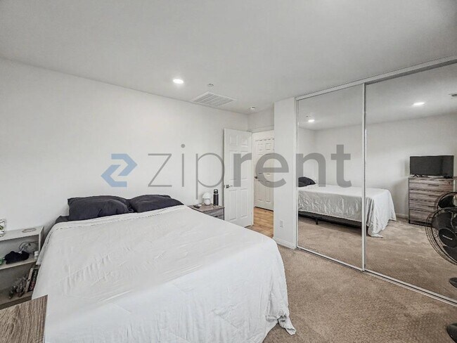 Building Photo - Unit