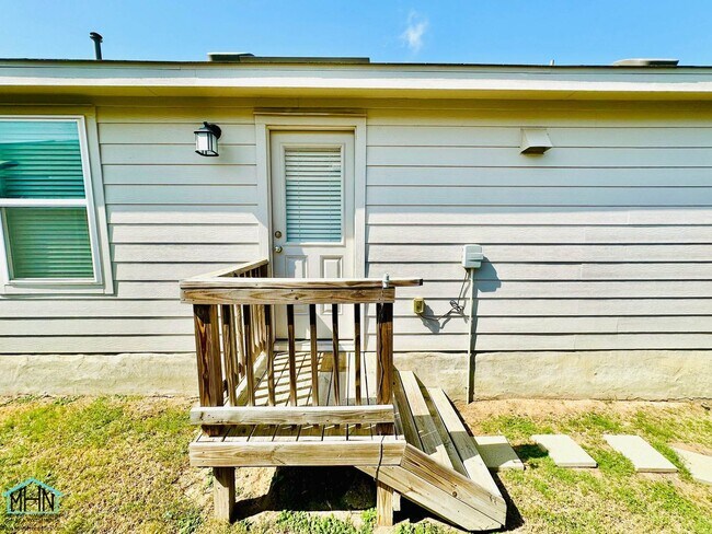 Building Photo - Come Home and Relax in Style in this 3Bedroom 2Bath Home located just a short drive down 1604 fro...