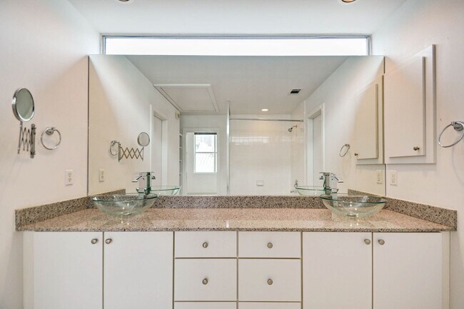 Building Photo - Open Floorplan 3-story Townhome in Midtown!