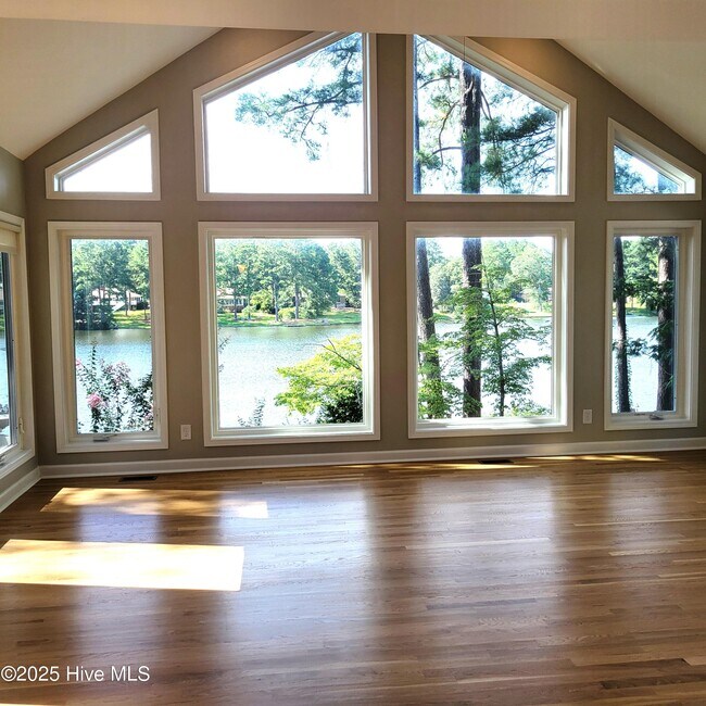 Building Photo - 62 Pine Ridge Dr