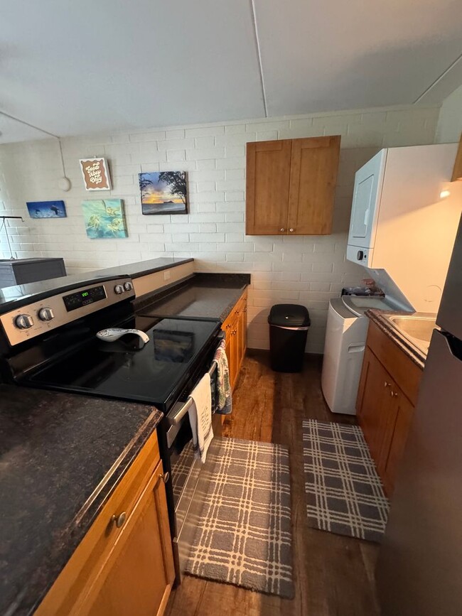 Building Photo - 2 Bedroom / 1 Bath / 1 parking located at ...