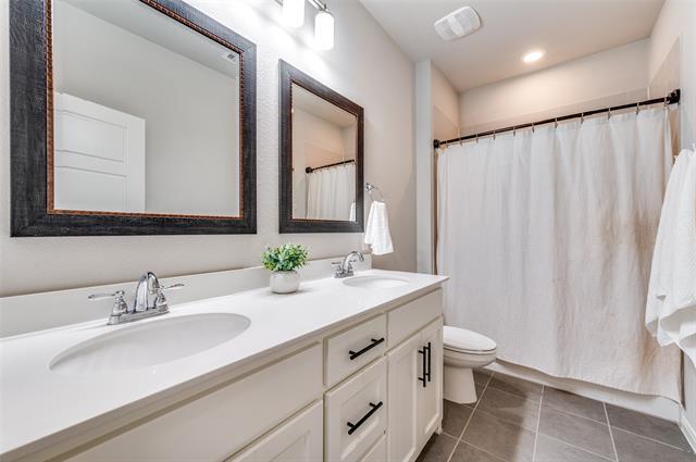 Building Photo - 3945 Wellesley Ave