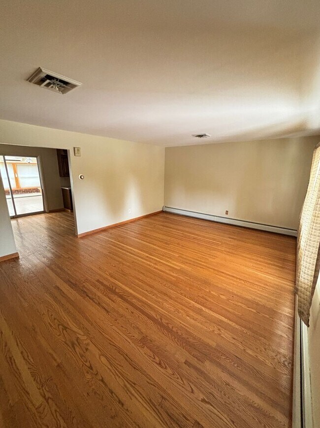 Building Photo - Spacious 3br Home for rent located in Whitehall, Echo Heights!