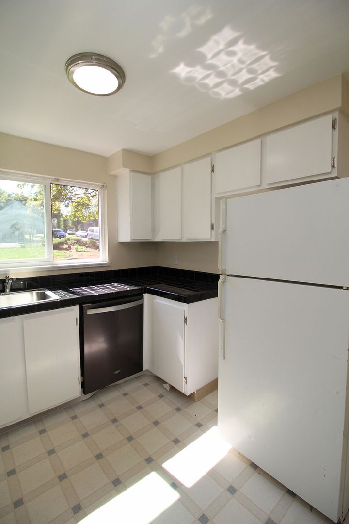 Building Photo - 11102-11130 SW 62nd Ave