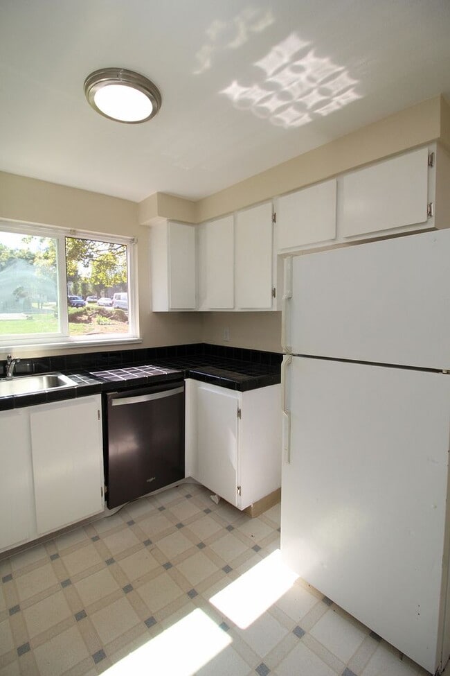 Building Photo - 11102-11130 SW 62nd Ave